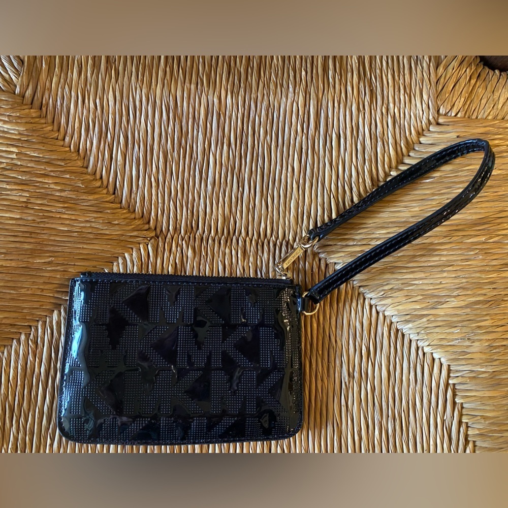 MICHAEL KORS JET SET MK SIGNATURE MIRROR METALLIC BLACK PATENT LEATHER WRISTLET